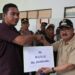 Pj Bupati Gumas Herson B Aden (kanan) menyerahkan bantuan kepada korban kebakaran rumah di Kecamatan Rungan, Minggu (18/8/2024). (IST)