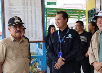 Pj Bupati Gumas Herson B Aden dan lainnya di Puskesmas Tumbang Jutuh Kecamatan Rungan. (Foto : Diskominfosantik Gumas)