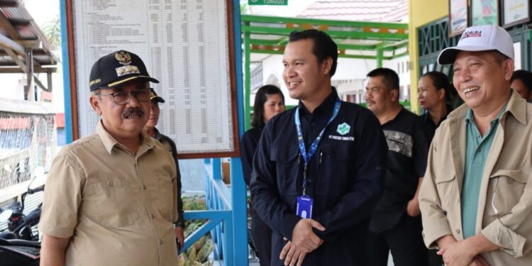 Pj Bupati Gumas Herson B Aden dan lainnya di Puskesmas Tumbang Jutuh Kecamatan Rungan. (Foto : Diskominfosantik Gumas)