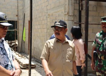 Foto Arsip - Pj Bupati Gumas Herson B Aden (tengah), Ketua DPRD 2019-2024 Akerman Sahidar (kiri), dan lainnya meninjau perkembangan rehab ruang rawat inap Puskesmas Tumbang Jutuh di Kecamatan Rungan, Minggu (18/8/2024). (Foto : Diskominfosantik Gumas)