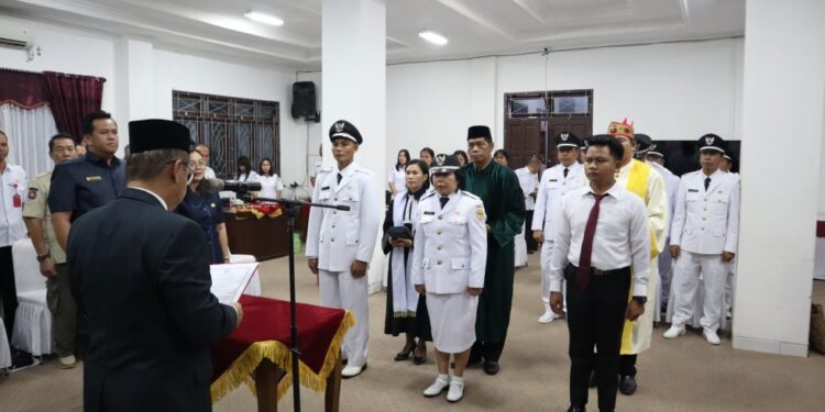Suasana pelantikan PAW Kades, Pj kades, dan peresmian anggota BPD. (Foto : Diskominfosantik Gumas)
