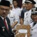 Pj Bupati Gumas Herson B Aden menyerahkan SK kepada salah satu Pj kades yang baru saja dilantik di Kuala Kurun, Rabu (21/8/2024). (Foto : Diskominfosantik Gumas)