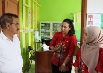 Pj Bupati Gumas Herson B Aden berbincang dengan naker di Puskesmas Tumbang Marikoi Kecamatan Damang Batu. (Foto : Diskominfosantik Gumas)