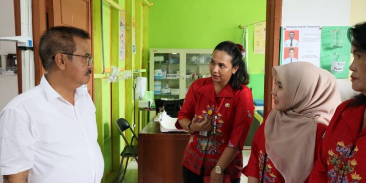 Pj Bupati Gumas Herson B Aden berbincang dengan naker di Puskesmas Tumbang Marikoi Kecamatan Damang Batu. (Foto : Diskominfosantik Gumas)
