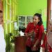 Pj Bupati Gumas Herson B Aden berbincang dengan naker di Puskesmas Tumbang Marikoi Kecamatan Damang Batu. (Foto : Diskominfosantik Gumas)