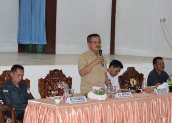 Pj Bupati Gumas Herson B Aden dan lainnya saat Hasupa Hasundau di Kecamatan Damang Batu, baru-baru ini. (Foto : Diskominfosantik Gumas)