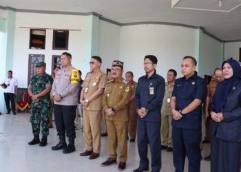 Anggota DPRD Kabupaten Gumas Evandi (kanan kedua) dan lainnya menyambut kedatangan Kajari baru Sugito di Kuala Kurun, Selasa (3/9/2024). (Foto : Diskominfosantik Gumas)