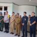 Anggota DPRD Kabupaten Gumas Evandi (kanan kedua) dan lainnya menyambut kedatangan Kajari baru Sugito di Kuala Kurun, Selasa (3/9/2024). (Foto : Diskominfosantik Gumas)