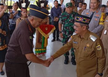 Pj Bupati Gumas Herson B Aden menyambut kedatangan Kajari baru Sugito di Kuala Kurun, Selasa (3/9/2024). (Foto : Diskominfosantik Gumas)