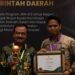 Pj Bupati Gumas Herson B Aden (kiri) dan Kepala BPJS Kesehatan Gumas Adi Suci Guntoro foto bersama usai menerima penghargaan UHC yang diserahkan oleh Wakil Presiden Ma'ruf Amin di Jakarta, Kamis (8/8/2024). (IST)