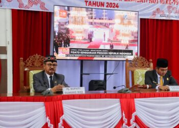 Penjabat Bupati Gumas Herson B Aden (kiri) dan Wakil Ketua I DPRD Binartha saat rapat paripurna di Kuala Kurun, Jumat (16/8/2024). (IST)