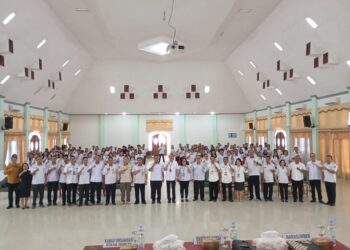 Sekda Gumas Richard dan lainnya berfoto bersama usai pembukaan kegiatan. (Foto : Diskominfosantik Gumas)