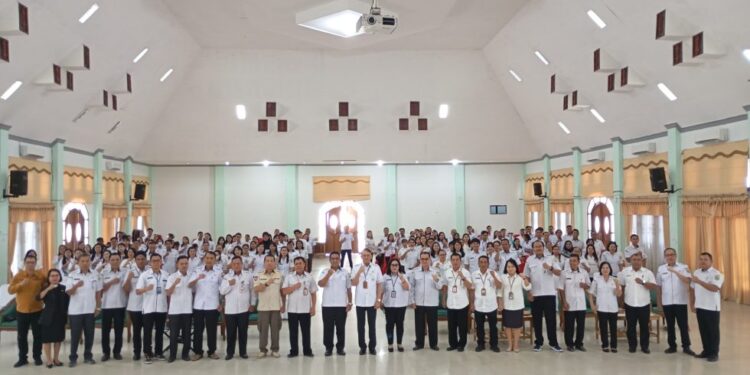 Sekda Gumas Richard dan lainnya berfoto bersama usai pembukaan kegiatan. (Foto : Diskominfosantik Gumas)