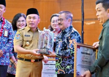 Gubernur Kalteng serahkan penghargaan kepada Pj Bupati Gumas. (IST)