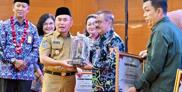 Gubernur Kalteng serahkan penghargaan kepada Pj Bupati Gumas. (IST)