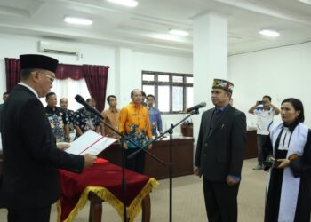 Sekda Gumas Richard melantik Yantrio Aulia sebagai Dewan Pengawas Perumdam Maruang Duhung di Kuala Kurun, Jumat (6/9/2024). (Foto : Diskominfosantik Gumas)