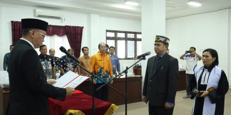 Sekda Gumas Richard melantik Yantrio Aulia sebagai Dewan Pengawas Perumdam Maruang Duhung di Kuala Kurun, Jumat (6/9/2024). (Foto : Diskominfosantik Gumas)