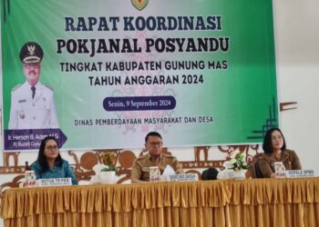 Sekda Gumas Richard (tengah) dan lainnya saat rapat pokjanal posyandu. (IST)
