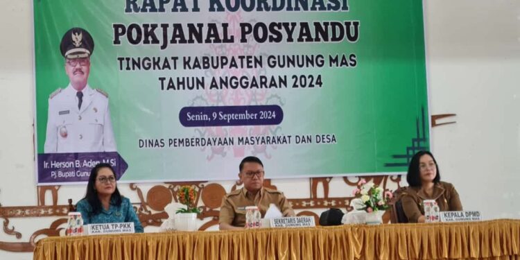 Sekda Gumas Richard (tengah) dan lainnya saat rapat pokjanal posyandu. (IST)