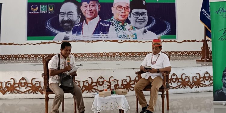 Bacagub Kalteng Willy M Yoseph (kanan) menyerap aspirasi salah satu warga yang hadir di acara ‘Ku-Desak Willy-Habib’ di Kuala Kurun Kecamatan Kurun Kabupaten Gumas, Rabu siang (11/9/2024). (IST)