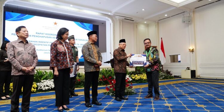Pj Bupati Gumas Herson B Aden terima insentif fiskal dari Wapres. (IST)