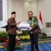 Pj Bupati Gumas Herson B Aden terima insentif fiskal dari Wapres. (IST)