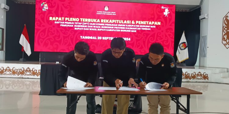 Sejumlah anggota KPU Kabupaten Gumas menandatangani hasil pleno di Kuala Kurun, Jumat (20/9/2024). (MASAPNEWS/RY)