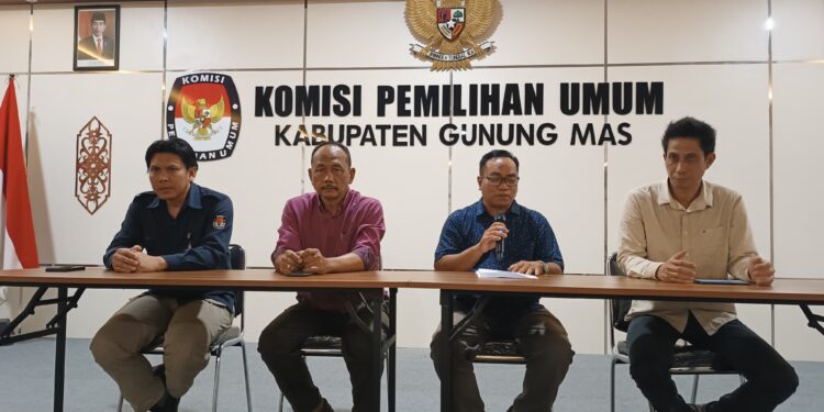 Ketua KPU Gumas Elfrints G Tumon (kedua dari kiri) dan lainnya memberi keterangan kepada awak media di Kuala Kurun, Minggu (22/9/2024). (MASAPNEWS/RY)