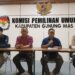 Ketua KPU Gumas Elfrints G Tumon (kedua dari kiri) dan lainnya memberi keterangan kepada awak media di Kuala Kurun, Minggu (22/9/2024). (MASAPNEWS/RY)