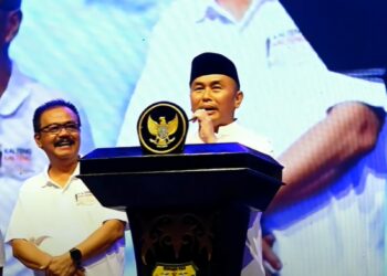 Gubernur Kalteng Sugianto Sabran didampingi Pj Bupati Gumas Herson B Aden menyampaikan sambutan pada kegiatan Kalteng Bermazmur di Kuala Kurun, Jumat (20/9/2024). (IST)