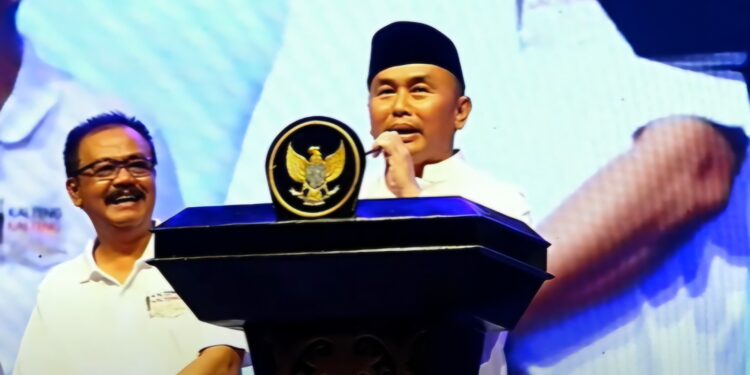 Gubernur Kalteng Sugianto Sabran didampingi Pj Bupati Gumas Herson B Aden menyampaikan sambutan pada kegiatan Kalteng Bermazmur di Kuala Kurun, Jumat (20/9/2024). (IST)