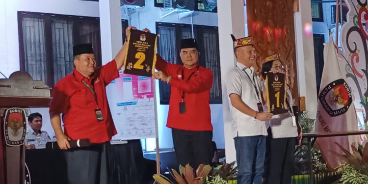 Suasana pengundian nomor urut paslon peserta Pilkada Gumas 2024 di Kuala Kurun, Senin malam (23/9/2024). (MASAPNEWS/RY)