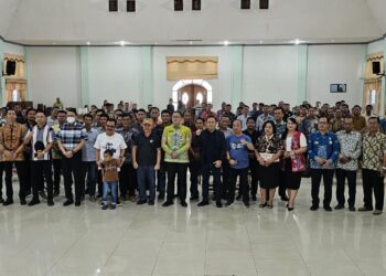 Gubernur Kalteng Sugianto Sabran, Pj Bupati Gumas Herson B Aden, Sekda Richard, Ketua Bawaslu Yepta H Jinal, para kades, lurah dan lainnya berfoto bersama usai ikrar netralitas kades/lurah di Kuala Kurun, Jumat (21/9/2024). (IST)
