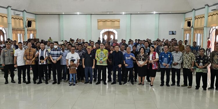Gubernur Kalteng Sugianto Sabran, Pj Bupati Gumas Herson B Aden, Sekda Richard, Ketua Bawaslu Yepta H Jinal, para kades, lurah dan lainnya berfoto bersama usai ikrar netralitas kades/lurah di Kuala Kurun, Jumat (21/9/2024). (IST)