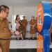 Pj Bupati Gumas Herson B Aden saat mencoba Tugu Titik Baca di Kuala Kurun, Selasa (24/9/2024). (Foto : PWI Gumas)