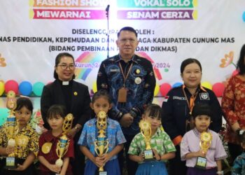 Sekda Gumas Richard berfoto bersama para pemenang dan lainnya. (Foto : Diskominfosantik Gumas)