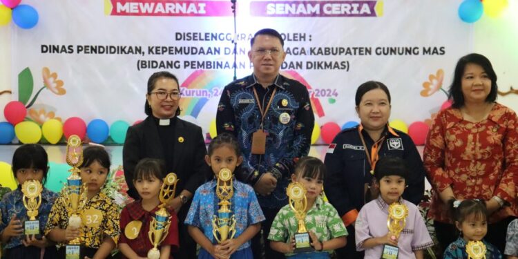 Sekda Gumas Richard berfoto bersama para pemenang dan lainnya. (Foto : Diskominfosantik Gumas)