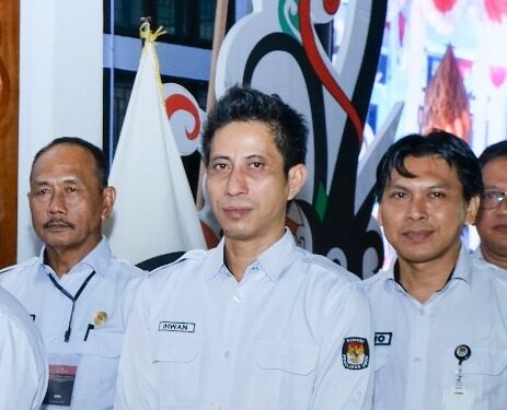 Anggota KPU Kabupaten Gumas Ihwan (tengah) dan lainnya. (Foto : KPU Kabupaten Gumas)