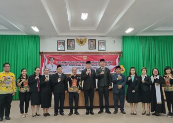 Sekda Gumas Richard dan lainnya berfoto bersama usai pelantikan. (IST)