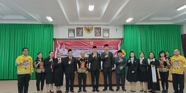 Sekda Gumas Richard dan lainnya berfoto bersama usai pelantikan. (IST)