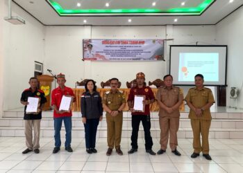 Penjabat Bupati Gumas Herson B Aden (tengah) bersama ormas dan lainnya, menunjukan naskah perjanjian hibah daerah (NPHD) terkait bantuan hibah kepada tiga ormas, di Kelurahan Kampuri Kecamatan Mihing Raya, Senin (7/10/2024). (Foto : Badan Kesbangpol Kabupaten Gumas)