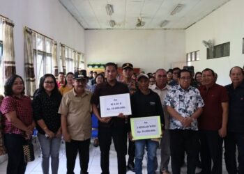 Ketua DPRD Kabupaten Gumas Akerman Sahidar saat menghadiri penyaluran bantuan kepada korban kebakaran. (Foto : Diskominfosantik Gumas)