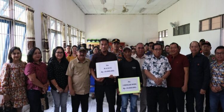 Ketua DPRD Kabupaten Gumas Akerman Sahidar saat menghadiri penyaluran bantuan kepada korban kebakaran. (Foto : Diskominfosantik Gumas)