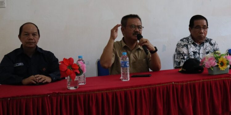 Ketua DPRD Kabupaten Gumas Akerman Sahidar, Pj Bupati Herson B Aden, dan lainnya. (Foto : Diskominfosantik Gumas)