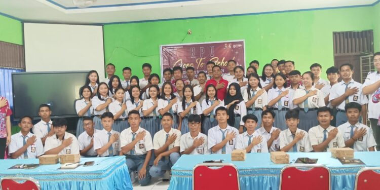 PPK Tewah berfoto bersama peserta didik SMAN 1 Tewah dan lainnya, usai sosialisasi terkait pemilihan di sekolah itu, Rabu (4/9/2024). (IST)