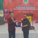 Pj Bupati Herson B Aden (kanan), menerima cendera mata plakat dari Wakil Ketua Bidang Organisasi dan Kaderisasi PPNI Kalteng Budi Paryanto, saat musda IV PPNI kabupaten di Kuala Kurun, Selasa (1/10/2024). (MASAPNEWS)