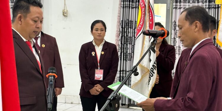 Wakil Ketua Bidang Organisasi dan Kaderisasi PPNI Kalteng Budi Paryanto melantik Rahmattambun sebagai Ketua PPNI Gumas 2024-2029 di Kuala Kurun, Selasa (1/10/2024). (Foto : PPNI Gumas)