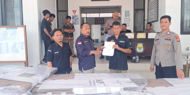 Anggota KPU Kabupaten Gunung Mas Suwarsono (kedua dari kiri) dan lainnya saat menerima logistik di Kuala Kurun, Selasa (8/10/2024). (MASAPNEWS)