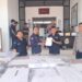 Anggota KPU Kabupaten Gunung Mas Suwarsono (kedua dari kiri) dan lainnya saat menerima logistik di Kuala Kurun, Selasa (8/10/2024). (MASAPNEWS)