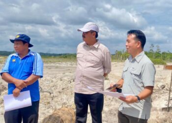 Penjabat Bupati Gumas Herson B Aden (tengah) didampingi Kepala DPU Baryen (kanan) dan lainnya, memantau pengerjaan kegiatan di Jalan Mangkurambang Kecamatan Kurun, Juli 2024. (Foto : DPU Gumas)
